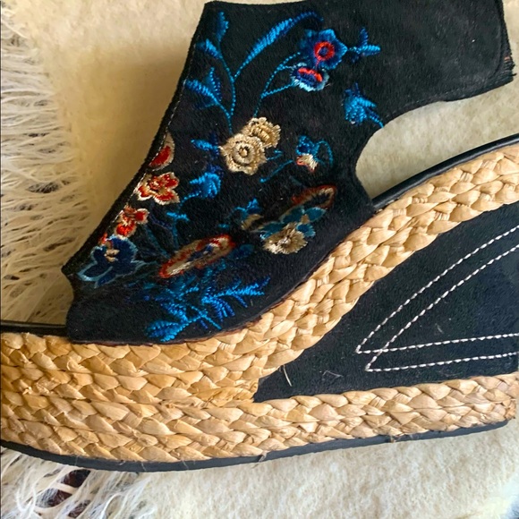 Embroidered Wedge - Picture 5 of 5